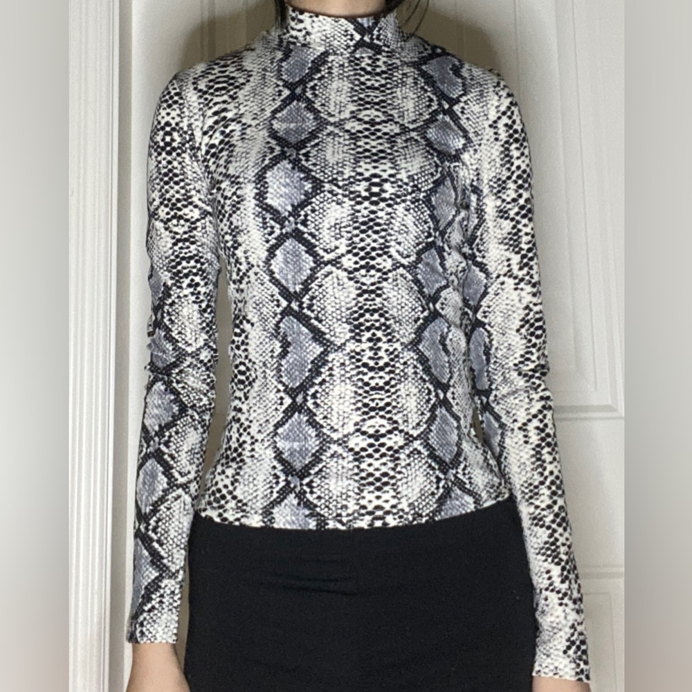 Tight long sleeve shirt